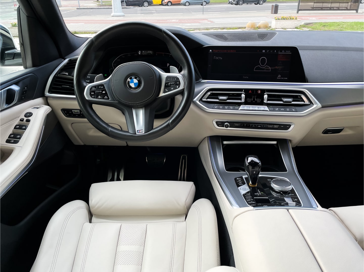 Аренда  BMW X5 G05 xDrive 30d AT M Sport  6 класса 2020 года в городе Минск от 254 $/сутки,  двигатель: ДТ , объем 3.0 литров, КАСКО (Мультидрайв), без водителя, вид 3 - West Group