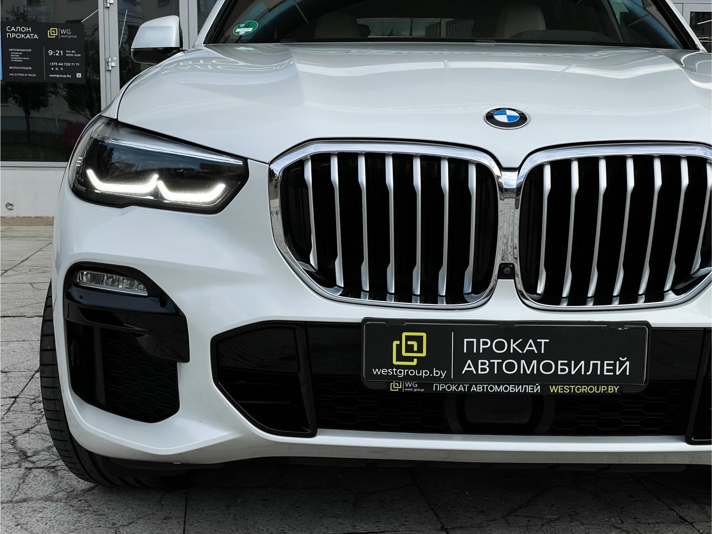 Аренда  BMW X5 G05 xDrive 30d AT M Sport  6 класса 2020 года в городе Минск от 254 $/сутки,  двигатель: ДТ , объем 3.0 литров, КАСКО (Мультидрайв), без водителя, вид 4 - West Group