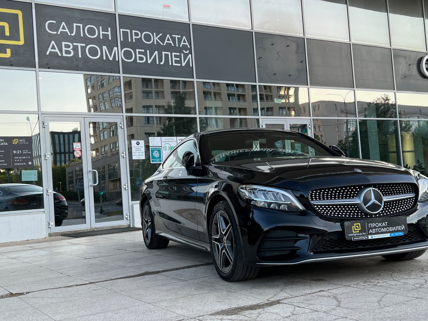 Аренда  Mercedes-benz C-class Coupe W205 C200 4MATIC Premium  3 класса 2018 года в городе Минск от 155 $/сутки,  двигатель: Бензин , объем 2.0 литров, КАСКО (Мультидрайв), без водителя, вид 2 - West Group