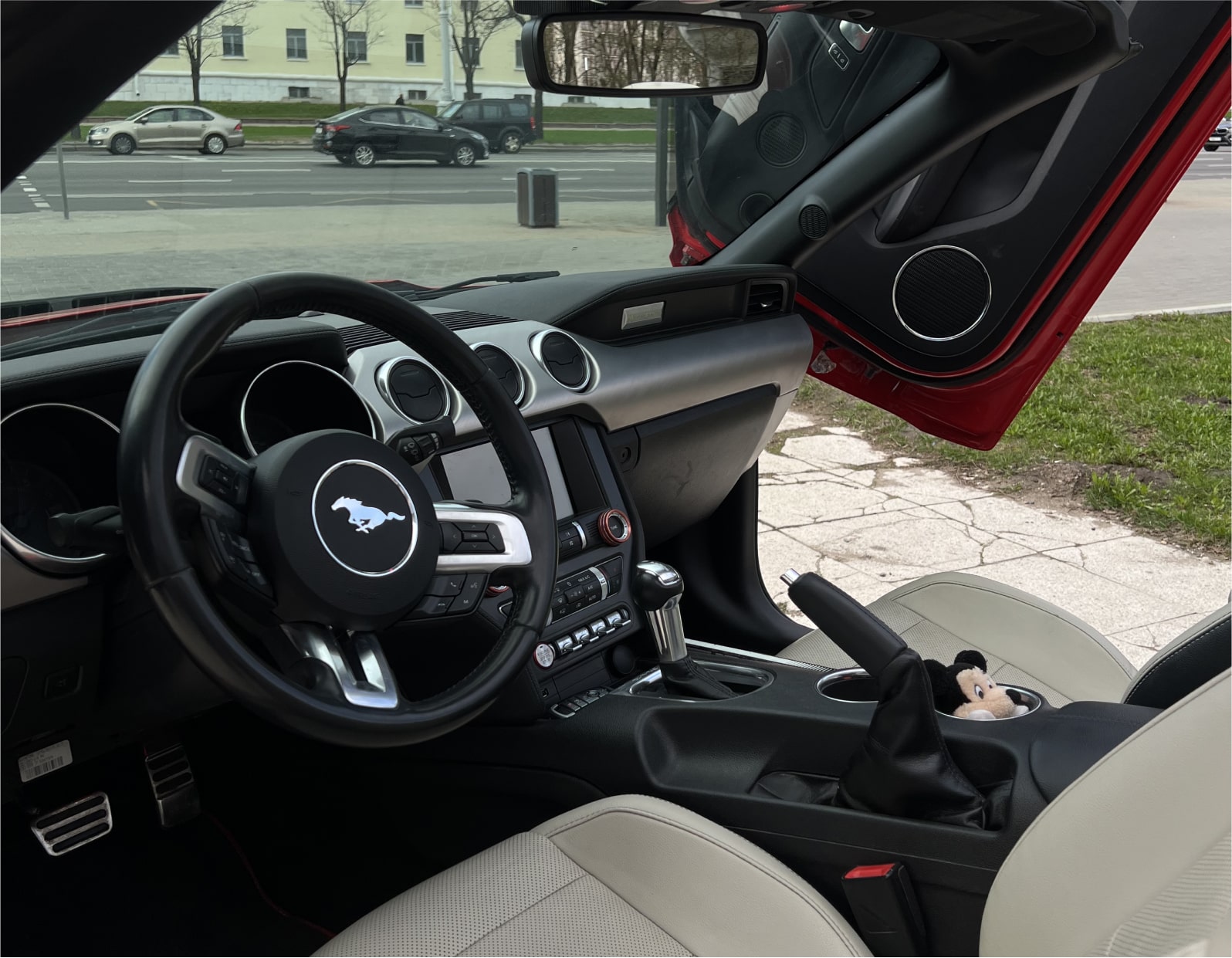 Аренда  Ford Mustang VI S550 Convertible  5 класса 2021 года в городе Минск от 215 $/сутки,  двигатель: Бензин , объем 2.3 AT EcoBoost литров, КАСКО (Мультидрайв), без водителя, вид 4 - West Group