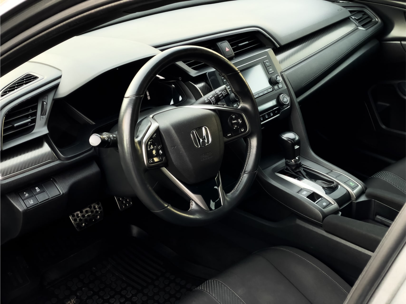 Аренда  Honda Civic X LL-CVT Sport  2 класса 2018-2020 года в городе Минск от 39 $/сутки,  двигатель: Бензин , объем 1.5 литров, КАСКО (Мультидрайв), без водителя, вид 4 - West Group