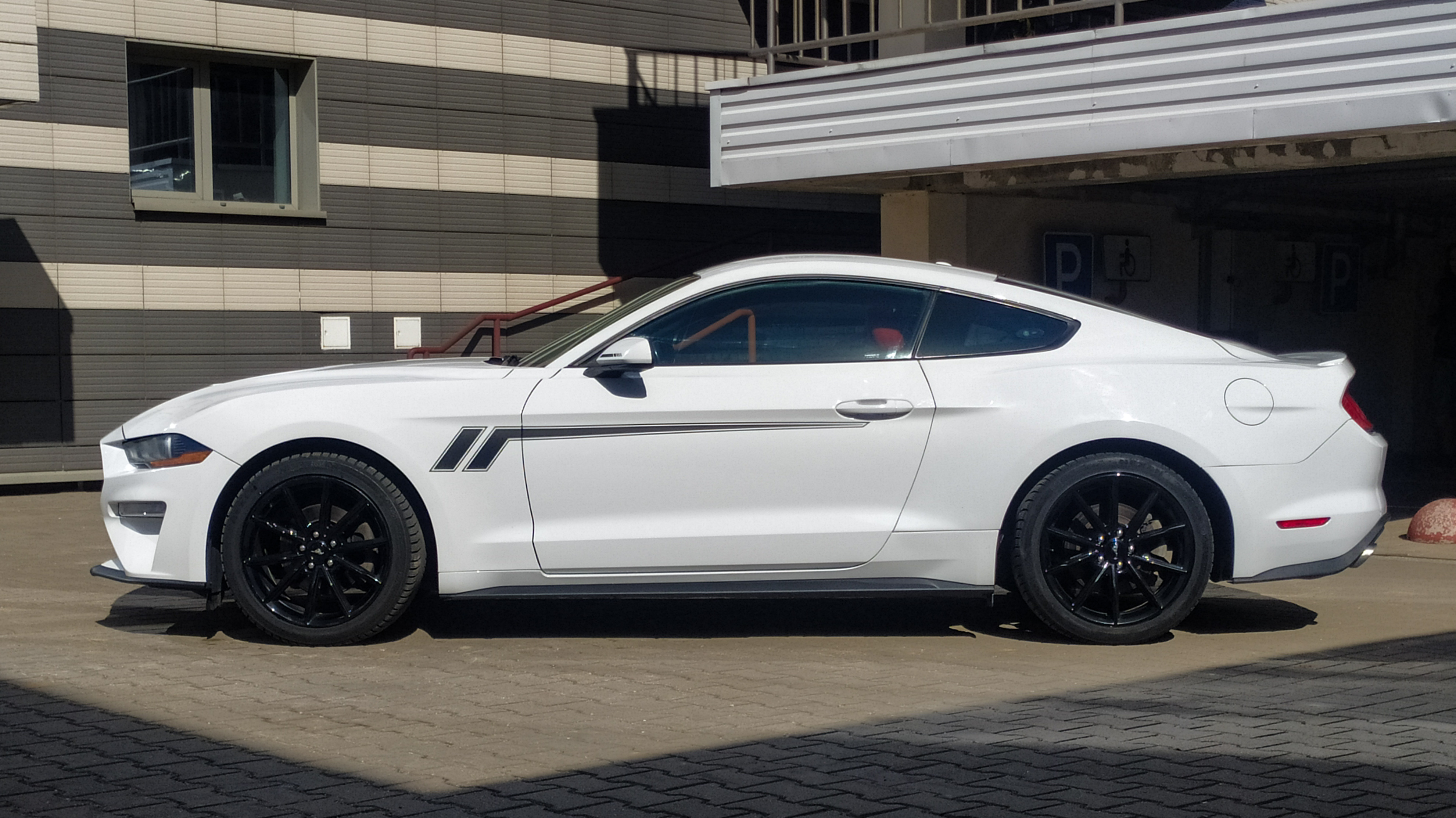 Ford Mustang Coupe White фото 2