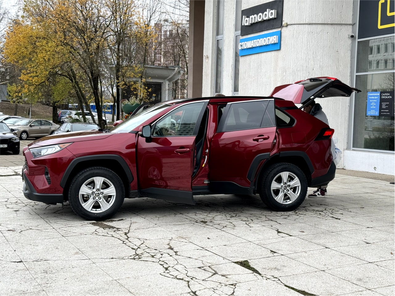 Аренда  Toyota RAV4 (FF)XLE Premium  6 класса 2021 года в городе Минск от 79 $/сутки,  двигатель: Бензин , объем 2.5 литров, КАСКО (Мультидрайв), без водителя, вид 4 - West Group