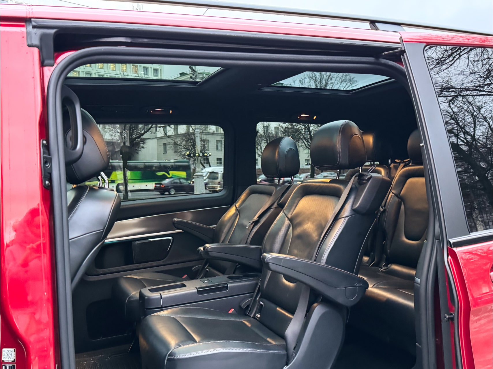 Аренда  Mercedes-Benz V-class V250 4MATIC  Brabus  6+1  7 класса 2018-2022 года в городе Минск от 155 $/сутки,  двигатель: ДТ , объем 2.0 литров, КАСКО (Мультидрайв), без водителя, вид 4 - West Group