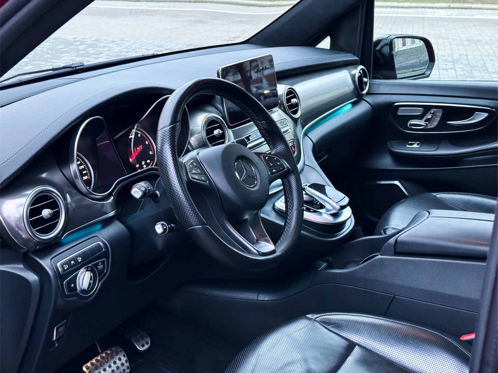Аренда  Mercedes-Benz V-class V250 4MATIC  Brabus  6+1  7 класса 2018-2022 года в городе Минск от 155 $/сутки,  двигатель: ДТ , объем 2.0 литров, КАСКО (Мультидрайв), без водителя, вид 2 - West Group