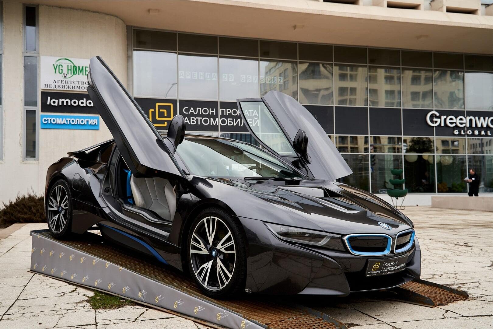 Аренда  BMW i8 (I12) купе  4 класса 2017 года в городе Минск от 260 $/сутки,  двигатель: Электро , объем 1.5 + 105 KW литров, КАСКО (Мультидрайв), без водителя, вид 5 - West Group