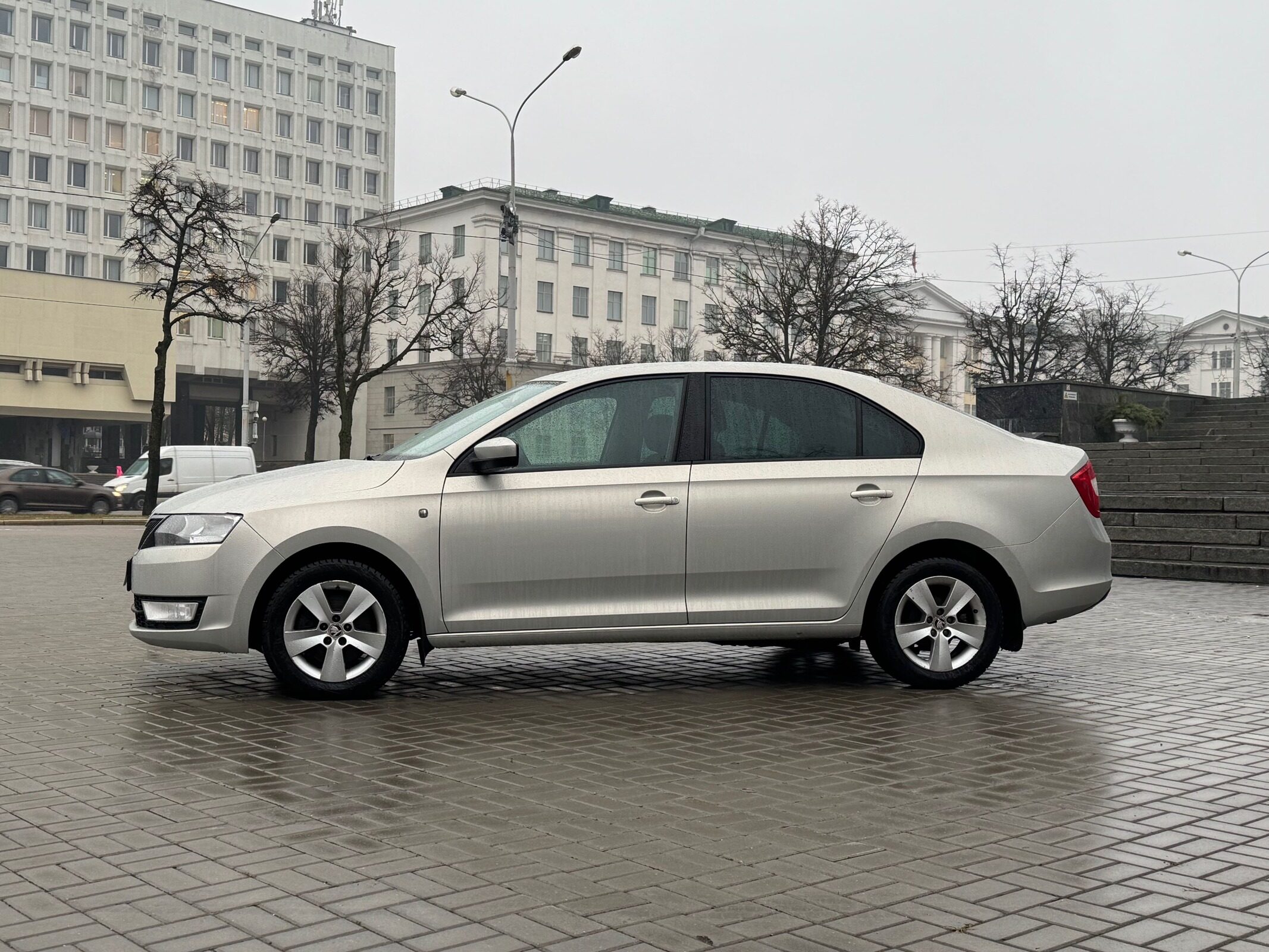 Аренда  Skoda Rapid Hockey Edition Rest I AT  0 класса 2019 года в городе Минск от 36 $/сутки,  двигатель: Бензин , объем 1.6 литров, КАСКО (Мультидрайв), без водителя, вид 4 - West Group