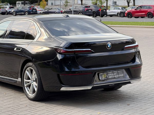 BMW 7 G70 - фото №2