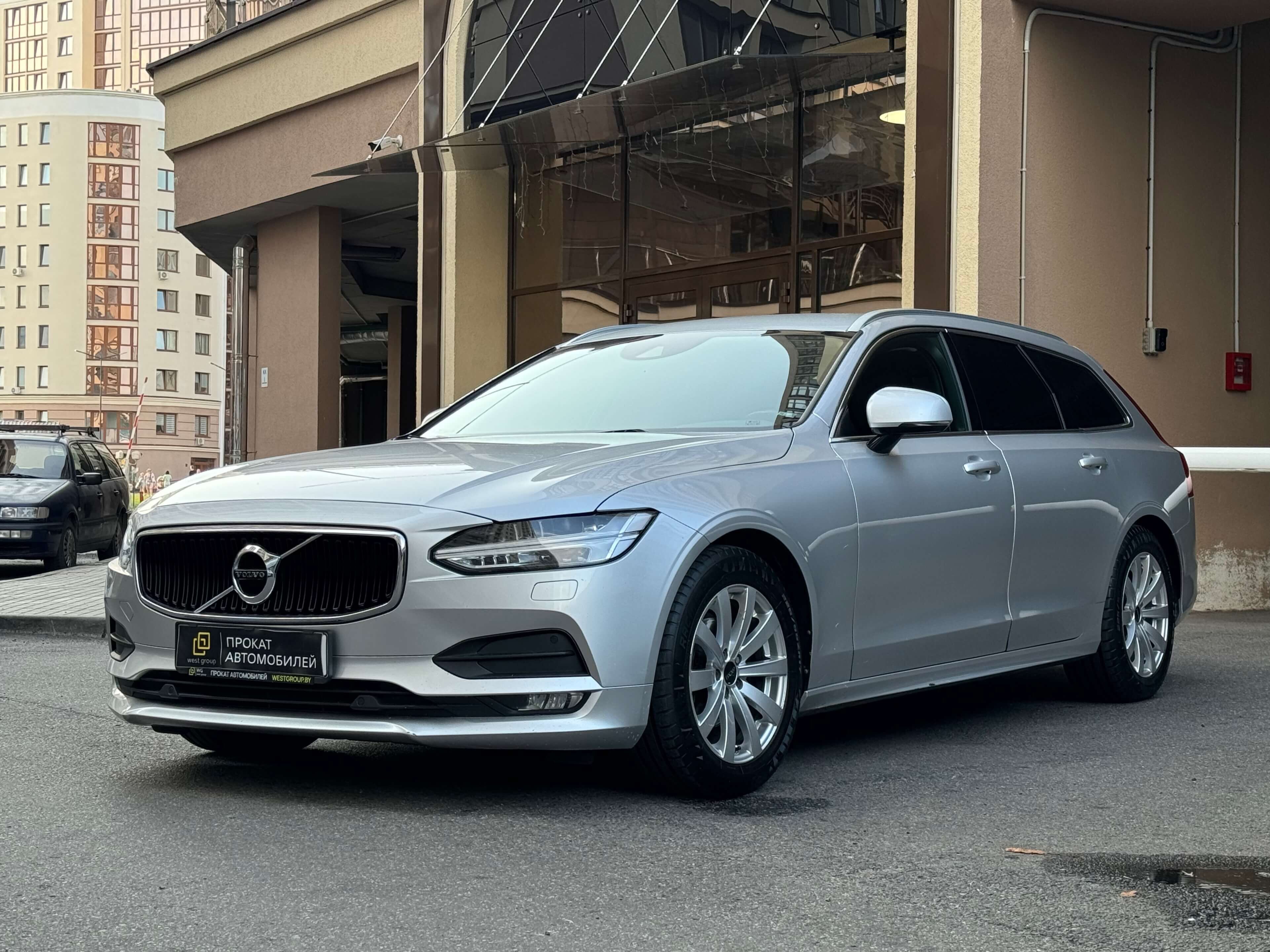 Взять на прокат Универсал Volvo V90  D4 Inscription  2019-2023 года выпуска 