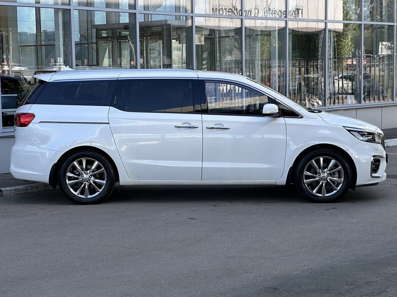 Аренда  Kia Carnival III 2.2d AT  7 класса 2019 года в городе Минск от 105 $/сутки,  двигатель: ДТ , объем 2.2 литров, КАСКО (Мультидрайв), без водителя, вид 2 - West Group