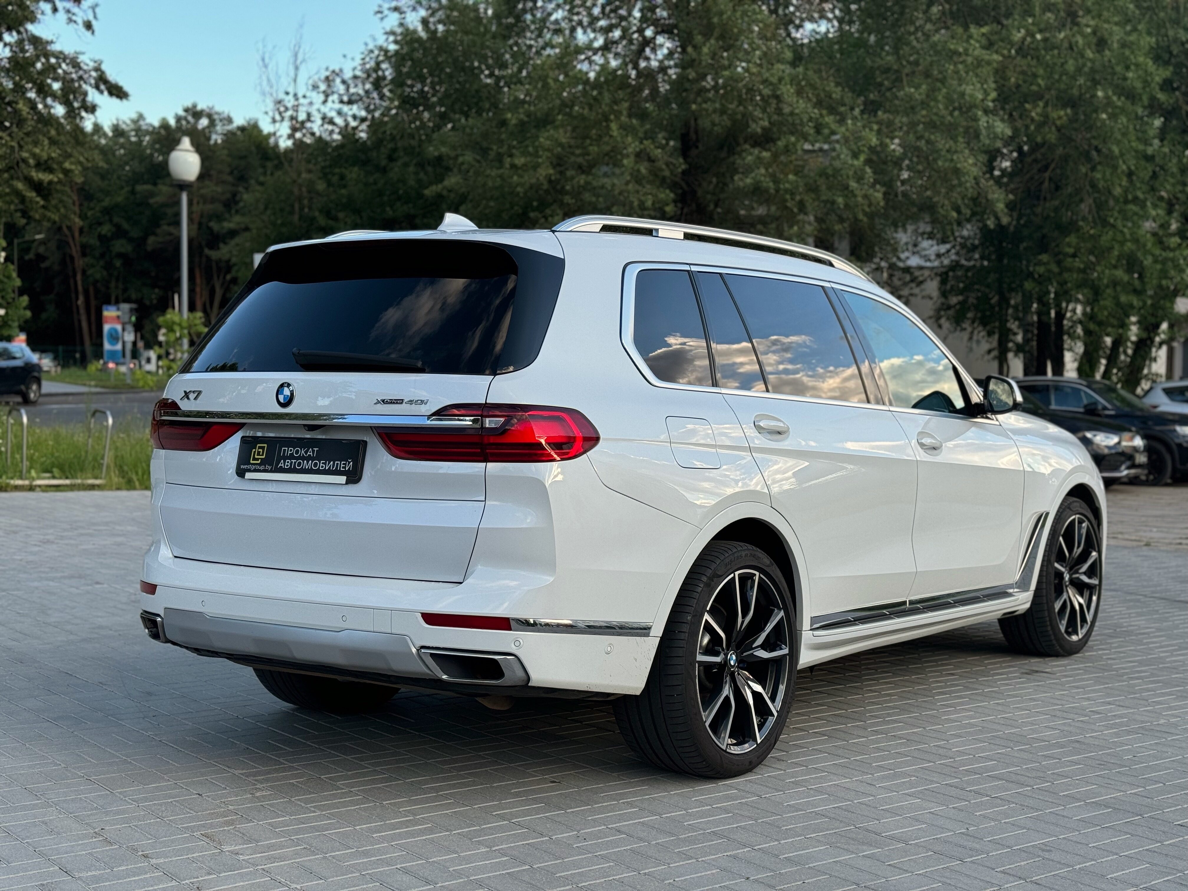 Аренда  BMW X7 xDrive 40i M Sport Pro  6 класса 2021 года в городе Минск от 380 $/сутки,  двигатель: Бензин , объем 3.0 литров, КАСКО (Мультидрайв), без водителя, вид 2 - West Group