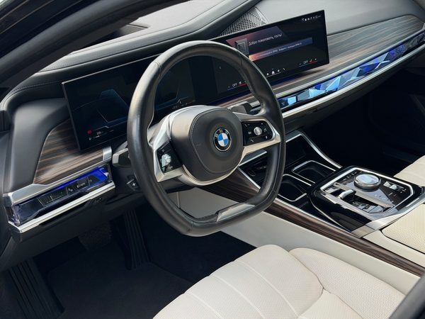BMW 7 G70 - фото №7