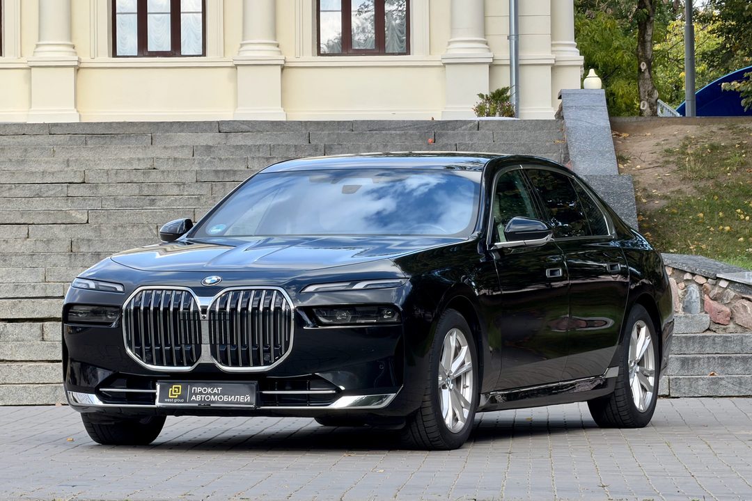BMW 7 G70 - фото №1