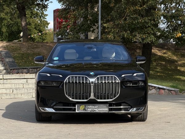 BMW 7 G70 - фото №6