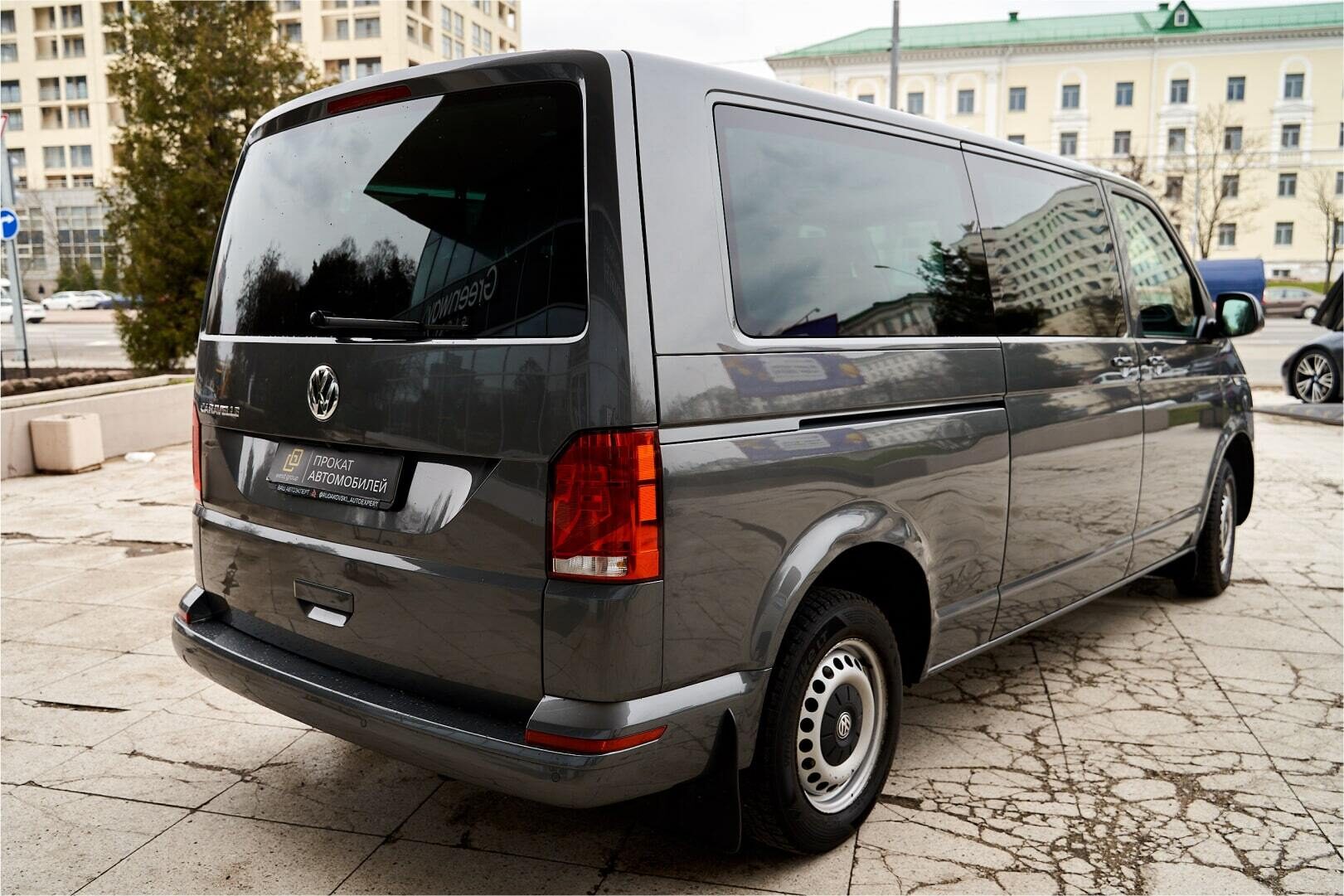 Аренда  Volkswagen Caravelle T6.1 Trendline 8+1 Long  7 класса 2021 года в городе Минск от 92 $/сутки,  двигатель: ДТ , объем 2.0 TDI литров, КАСКО (Мультидрайв), без водителя, вид 2 - West Group