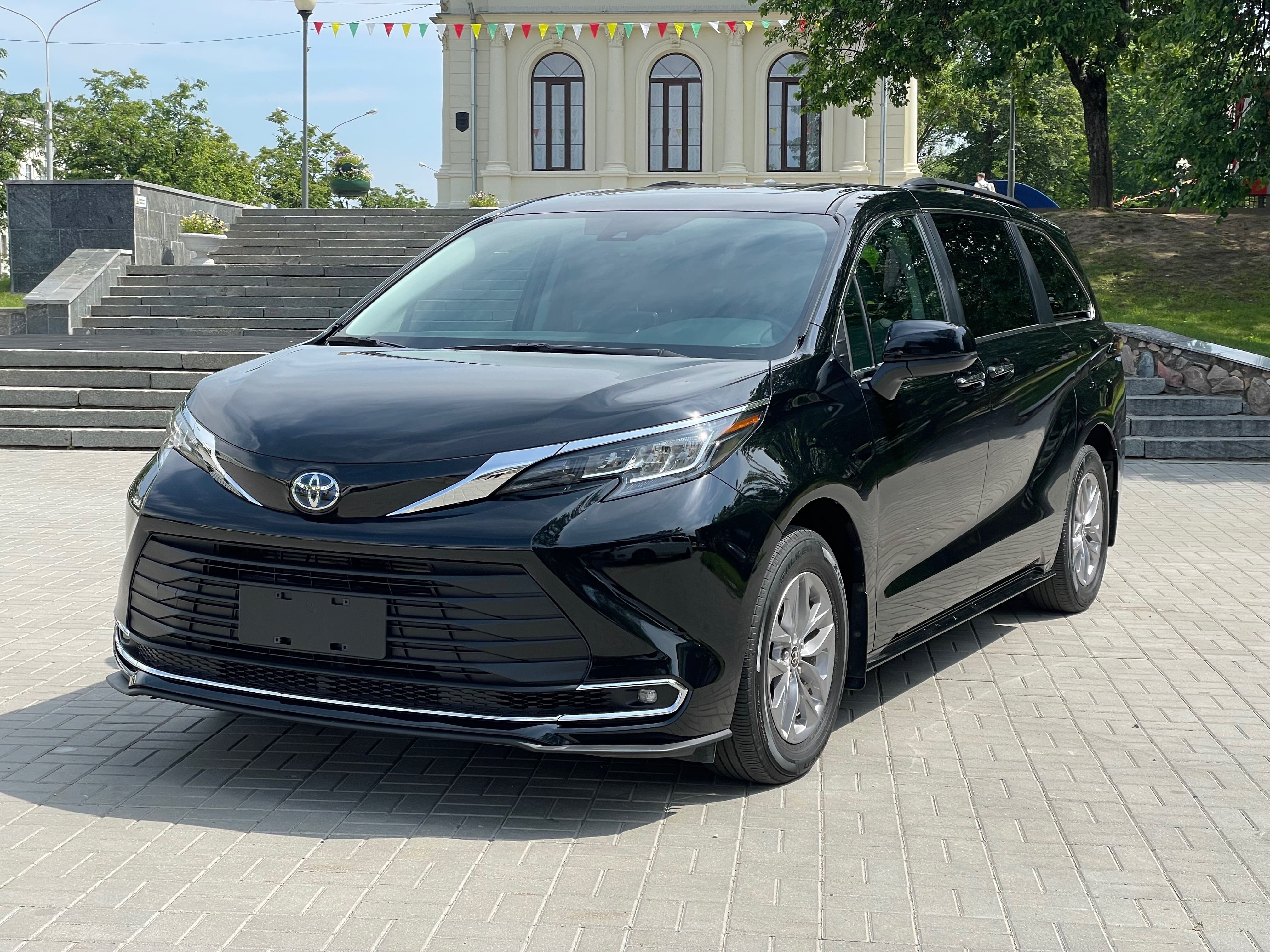 Toyota Sienna 2.5 Hybrid CVT Deluxe 2022 года