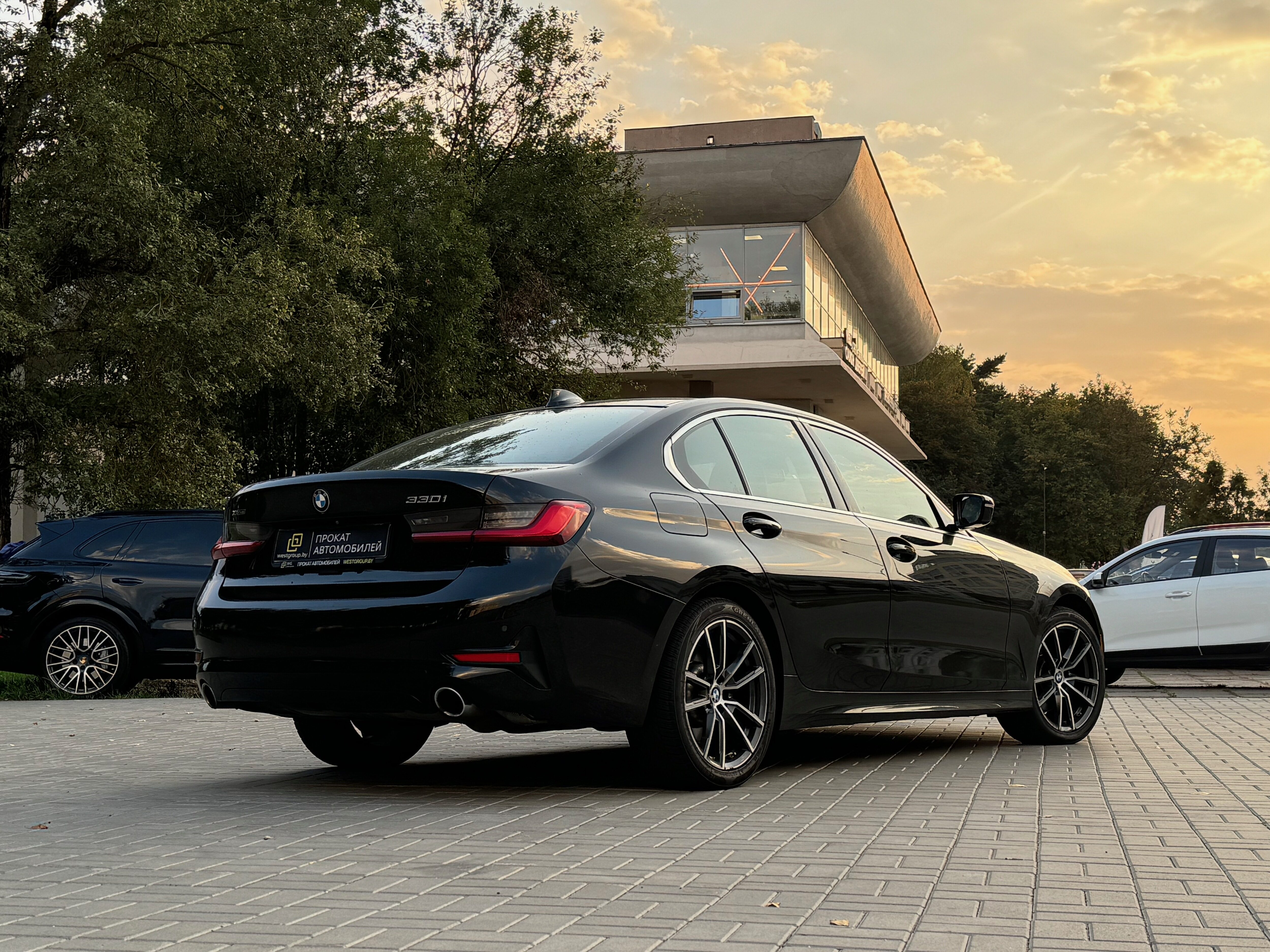 Аренда  BMW 3 серии (G20) 330i xDrive  3 класса 2019 года в городе Минск от 84 $/сутки,  двигатель: Бензин , объем 2.0 литров, КАСКО (Мультидрайв), без водителя, вид 2 - West Group