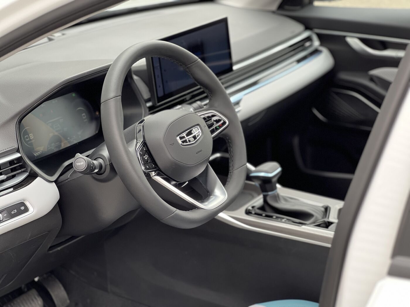 Аренда  Geely Emgrand   0 класса 2024 года в городе Минск от 40 $/сутки,  двигатель: Бензин , объем 1.5 литров, КАСКО (Мультидрайв), без водителя, вид 2 - West Group