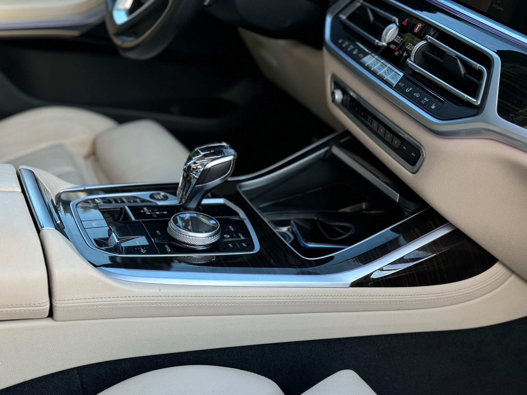 Аренда  BMW X7 xDrive 40i M Sport Pro  6 класса 2021 года в городе Минск от 380 $/сутки,  двигатель: Бензин , объем 3.0 литров, КАСКО (Мультидрайв), без водителя, вид 4 - West Group