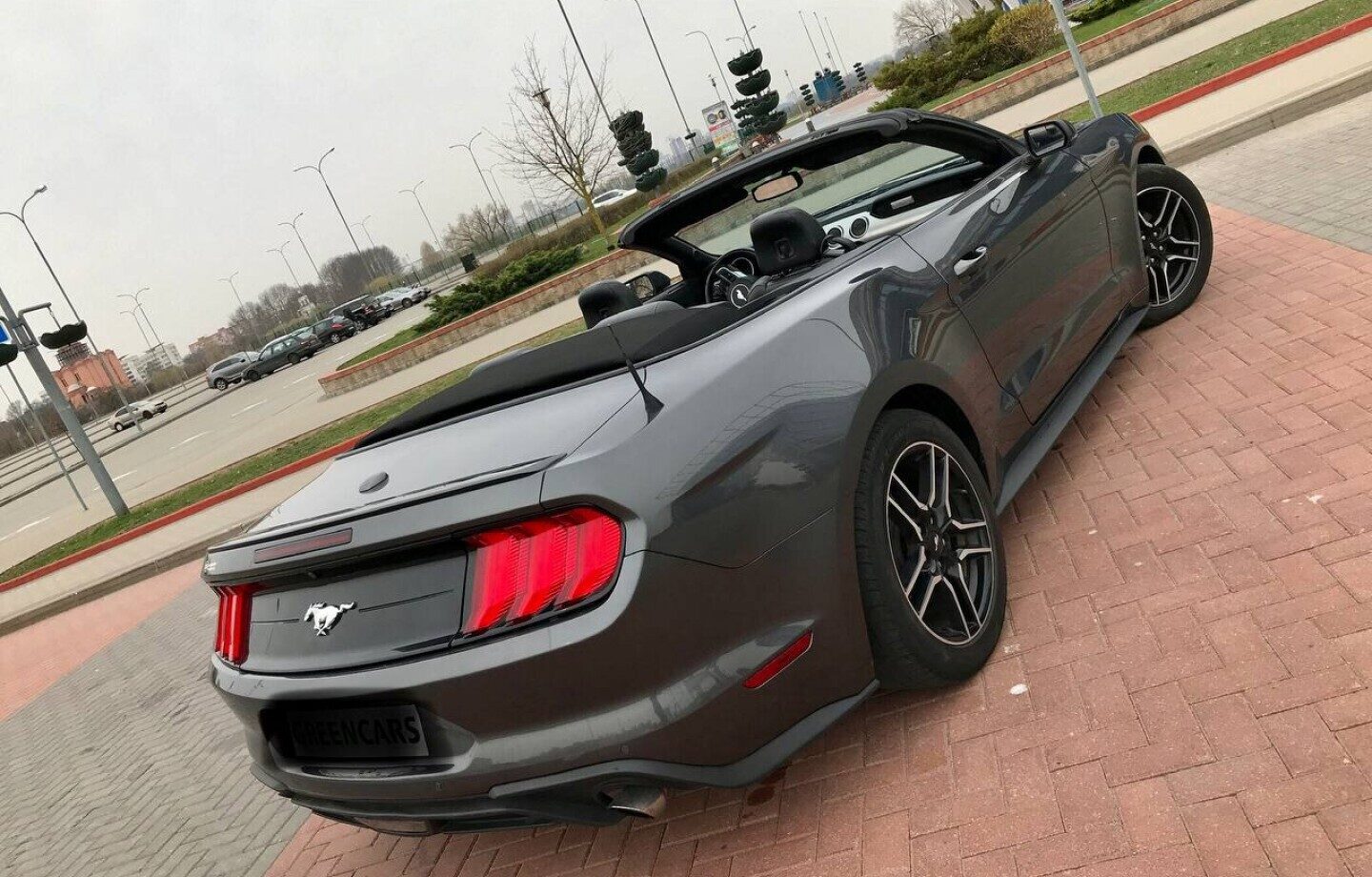 Аренда  Ford Mustang VI Cabrio  5 класса 2019 года в городе Минск от 134 $/сутки,  двигатель: Бензин , объем 2.3 AT EcoBoost литров, КАСКО (Мультидрайв), без водителя, вид 3 - West Group