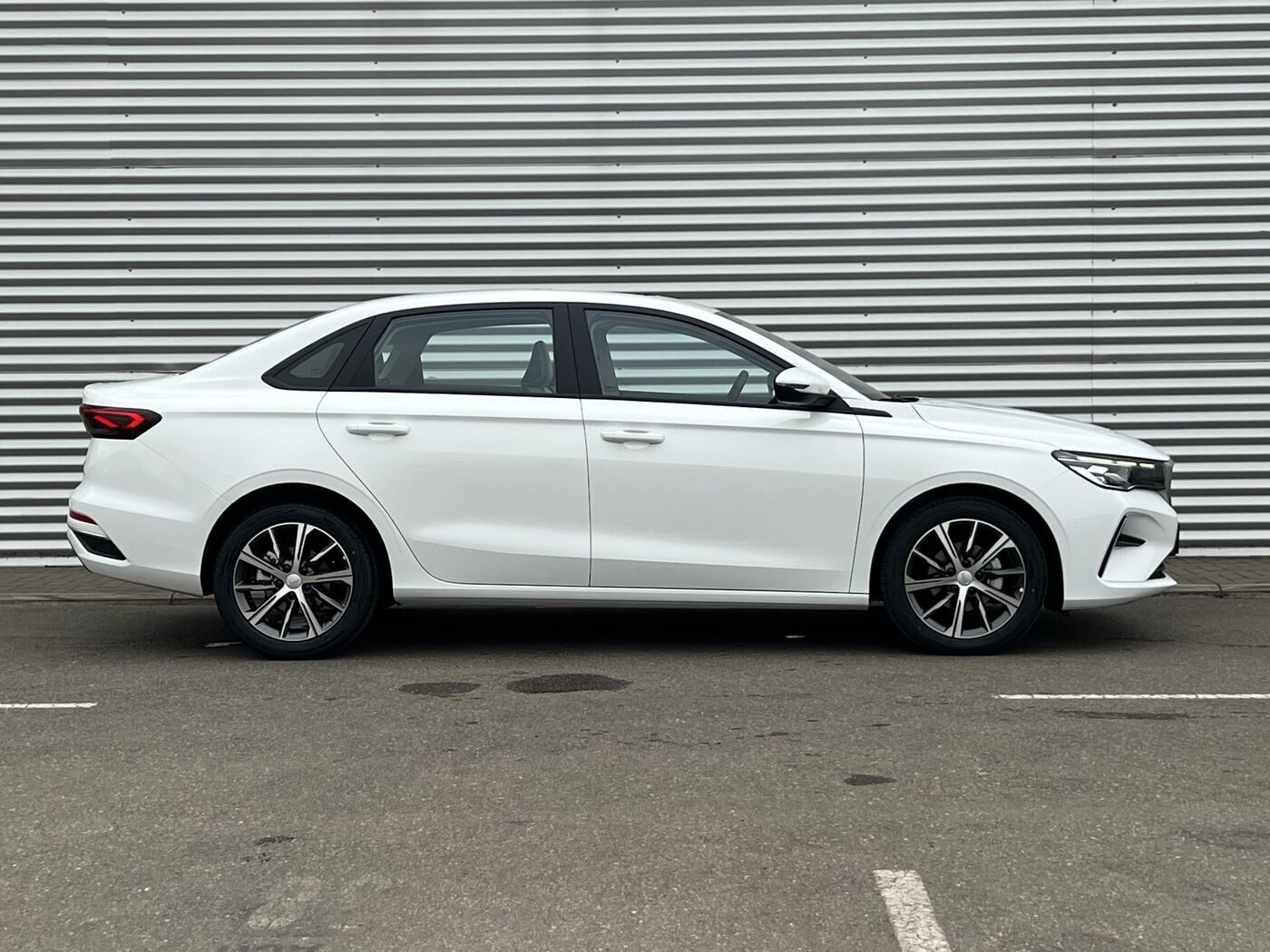 Аренда  Geely Emgrand   0 класса 2024 года в городе Минск от 40 $/сутки,  двигатель: Бензин , объем 1.5 литров, КАСКО (Мультидрайв), без водителя, вид 3 - West Group