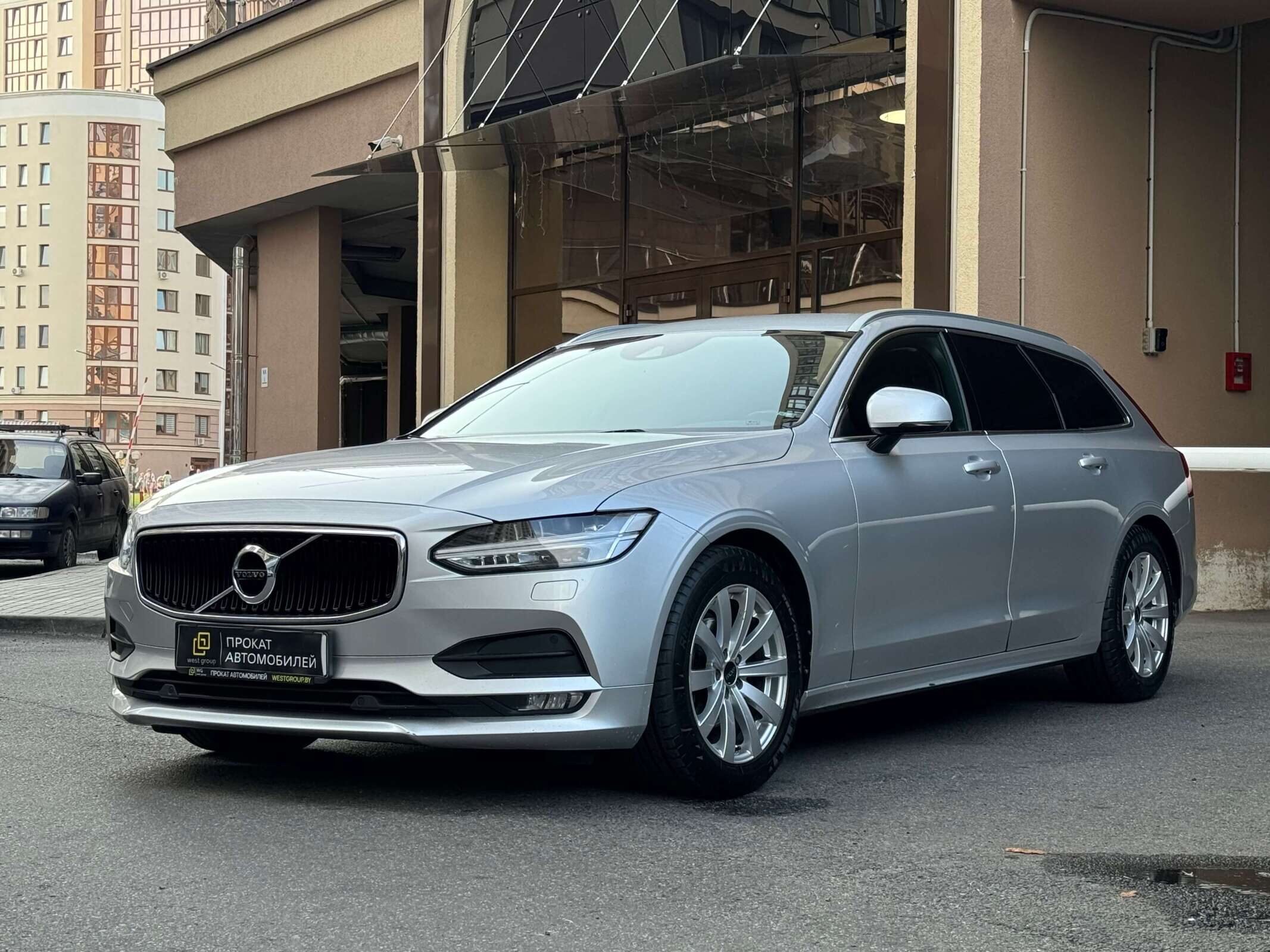 Аренда  Volvo V90 D4 Inscription  2 класса 2019-2023 года в городе Минск от 89 $/сутки,  двигатель: ДТ , объем 2.0 литров, КАСКО (Мультидрайв), без водителя, вид 1 - West Group