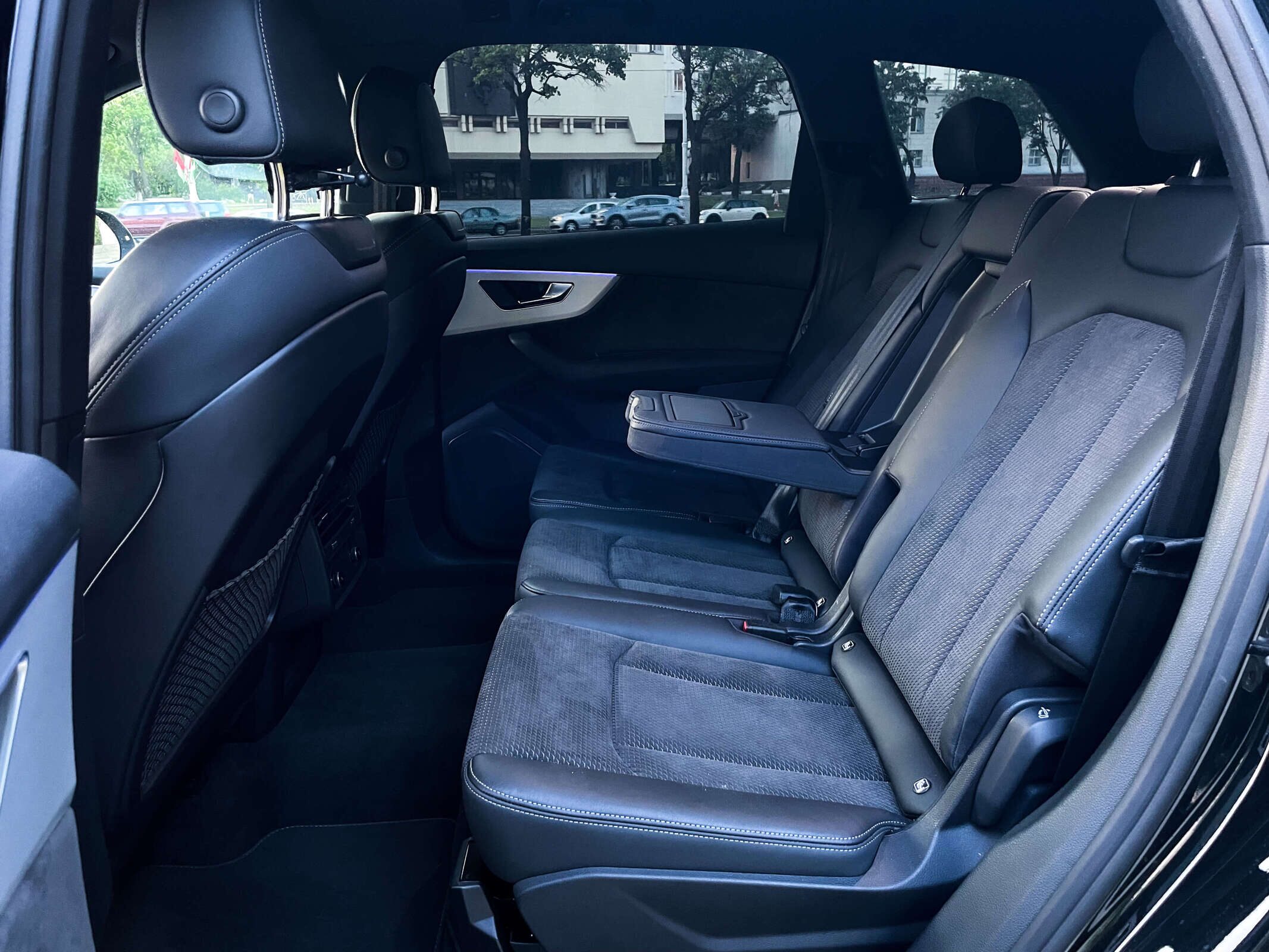 Аренда  Audi Q7 quattro tiptronic  6 класса 2022 года в городе Минск от 280 $/сутки,  двигатель: ДТ , объем 3.0 литров, КАСКО (Мультидрайв), без водителя, вид 6 - West Group