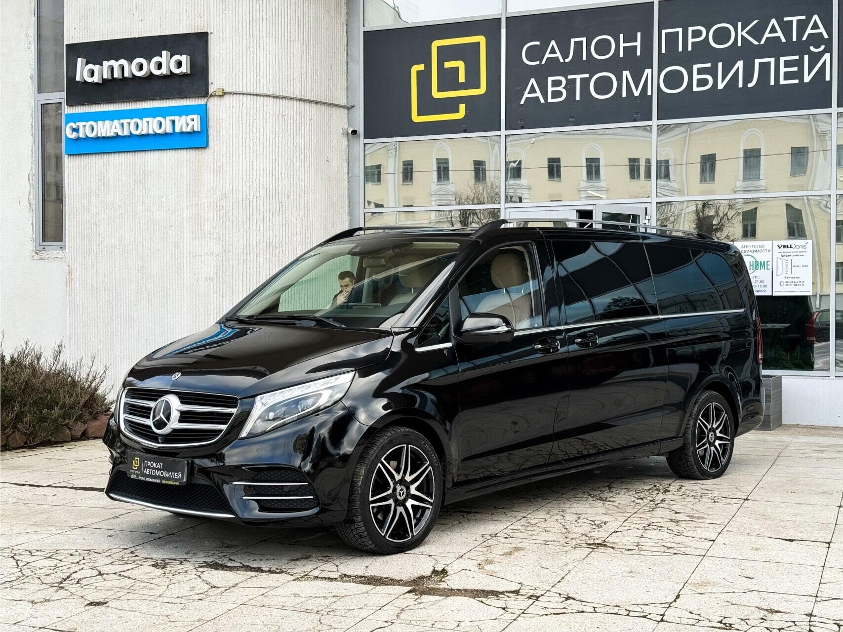 Взять на прокат Микроавтобус Mercedes-Benz V-class 250D 4 Matic Extra Long  2019-2022 года выпуска 