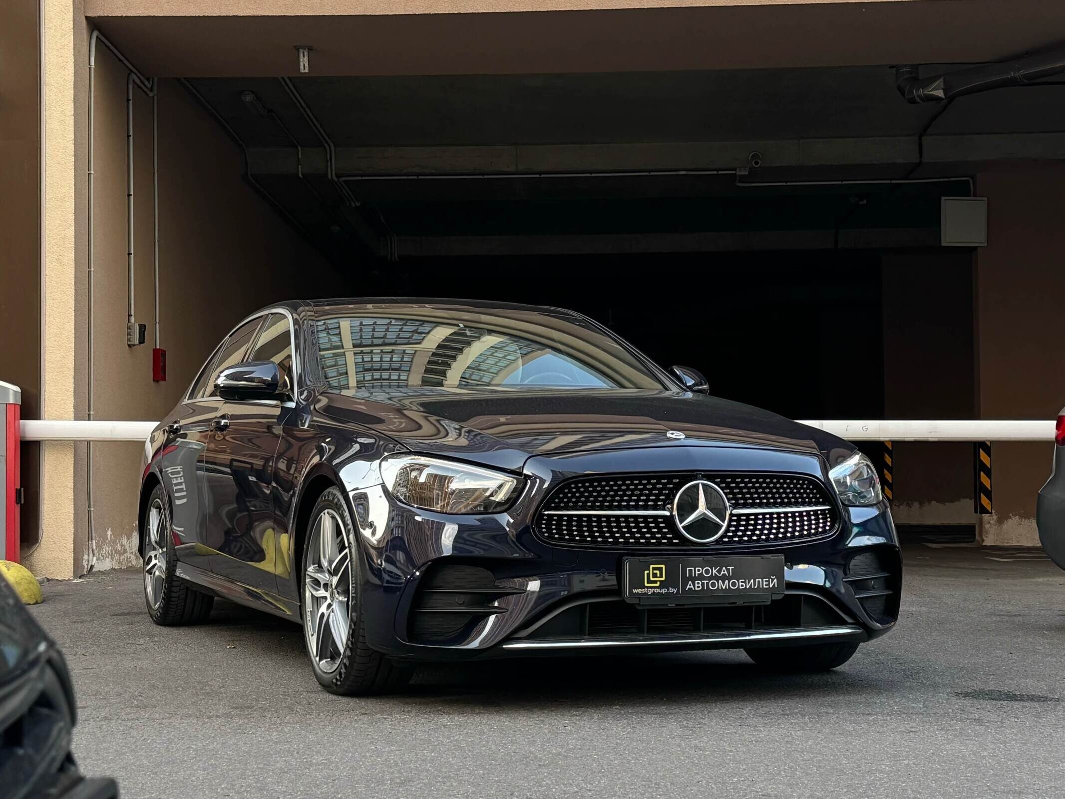 Аренда  Mercedes Benz E-Сlass 4Matic W213 E350 AMG Exclusive  3 класса 2020 года в городе Минск от 114 $/сутки,  двигатель: Бензин , объем 2.0 литров, КАСКО (Мультидрайв), без водителя, вид 1 - West Group