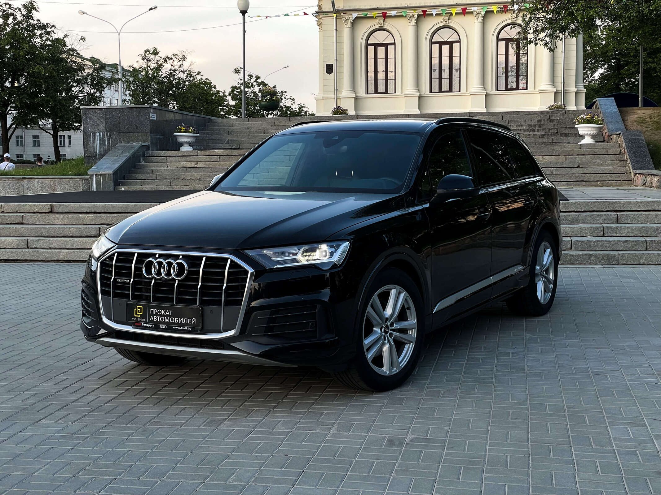 Аренда  Audi Q7 quattro tiptronic  6 класса 2022 года в городе Минск от 280 $/сутки,  двигатель: ДТ , объем 3.0 литров, КАСКО (Мультидрайв), без водителя, вид 1 - West Group