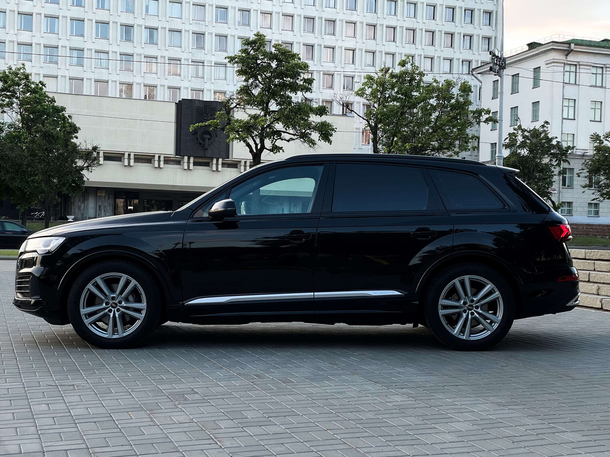 Аренда  Audi Q7 quattro tiptronic  6 класса 2022 года в городе Минск от 280 $/сутки,  двигатель: ДТ , объем 3.0 литров, КАСКО (Мультидрайв), без водителя, вид 3 - West Group