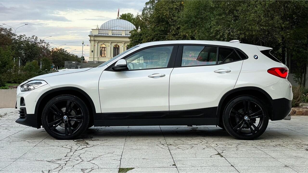 Аренда  BMW X2 sDrive 18i  6 класса 2018-2022 года в городе Минск от 64 $/сутки,  двигатель: Бензин , объем 1.4 литров, КАСКО (Мультидрайв), без водителя, вид 2 - West Group