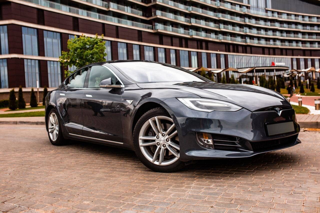 Взять на прокат Лифтбэк Tesla Model S 90D  2020 года выпуска 