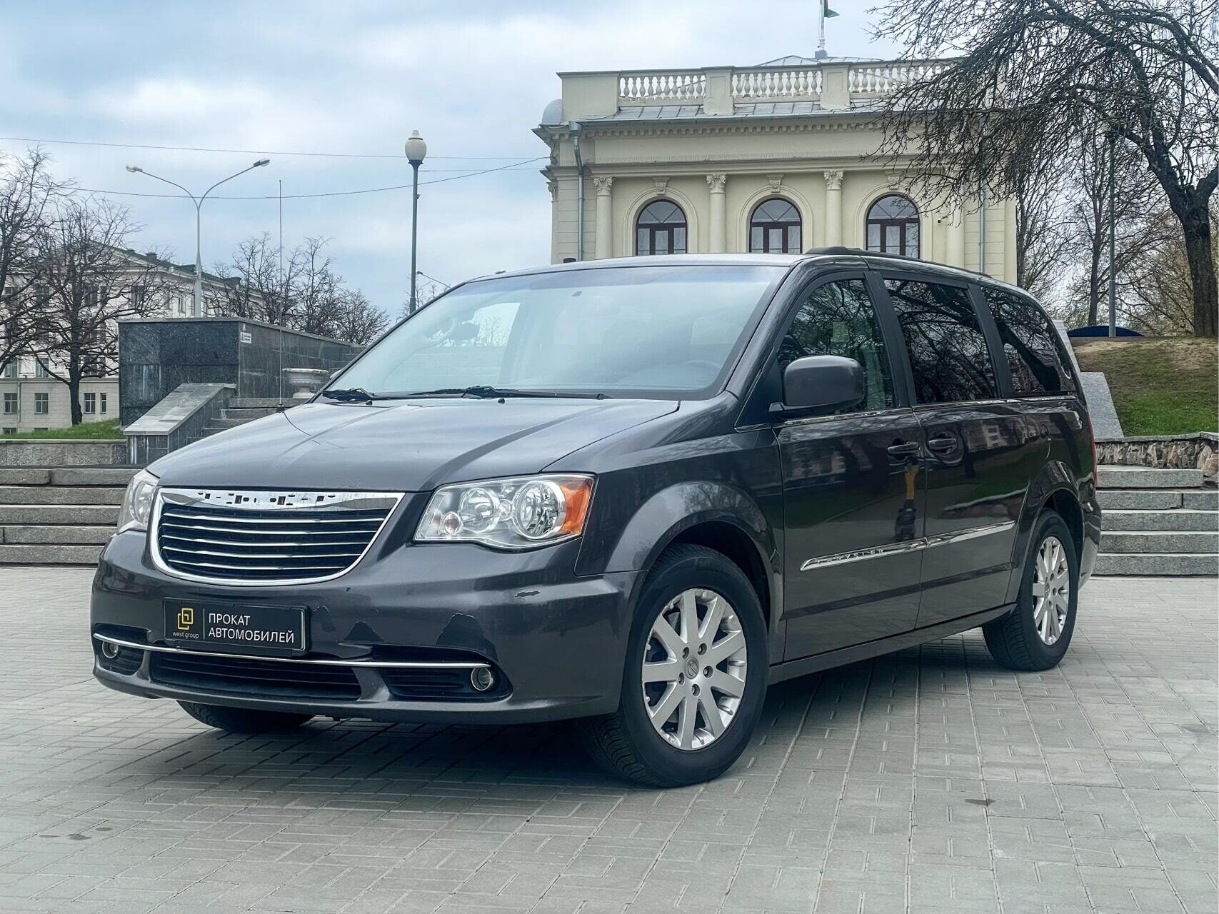 Взять на прокат Минивэн CHRYSLER Town & Country  2016 года выпуска 