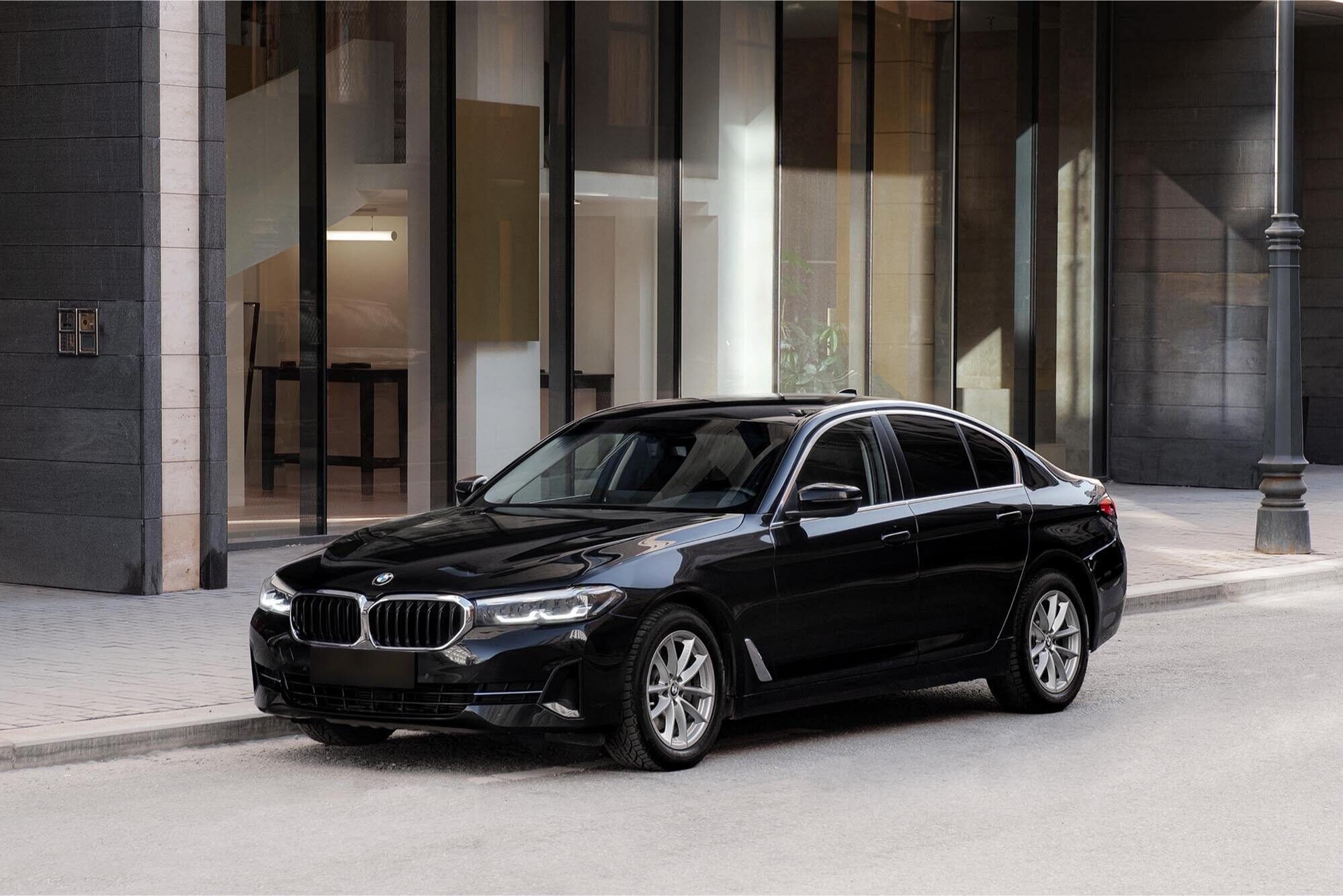 Скидка на ареду BMW 520d G30 restyling 4WD xDrive 2020 года выпуска, кпп: Автомат 