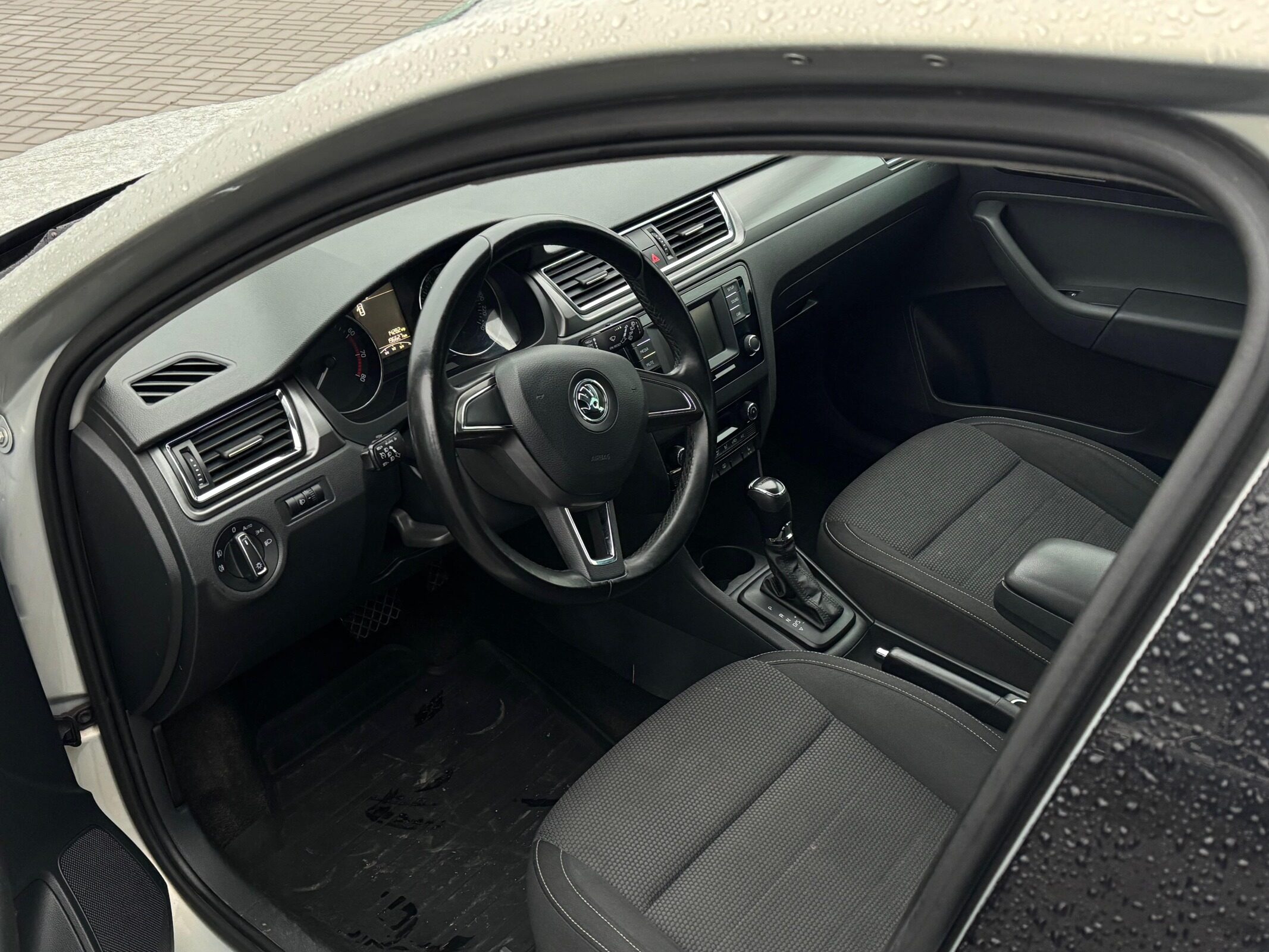 Аренда  Skoda Rapid Hockey Edition Rest I AT  0 класса 2019 года в городе Минск от 36 $/сутки,  двигатель: Бензин , объем 1.6 литров, КАСКО (Мультидрайв), без водителя, вид 2 - West Group