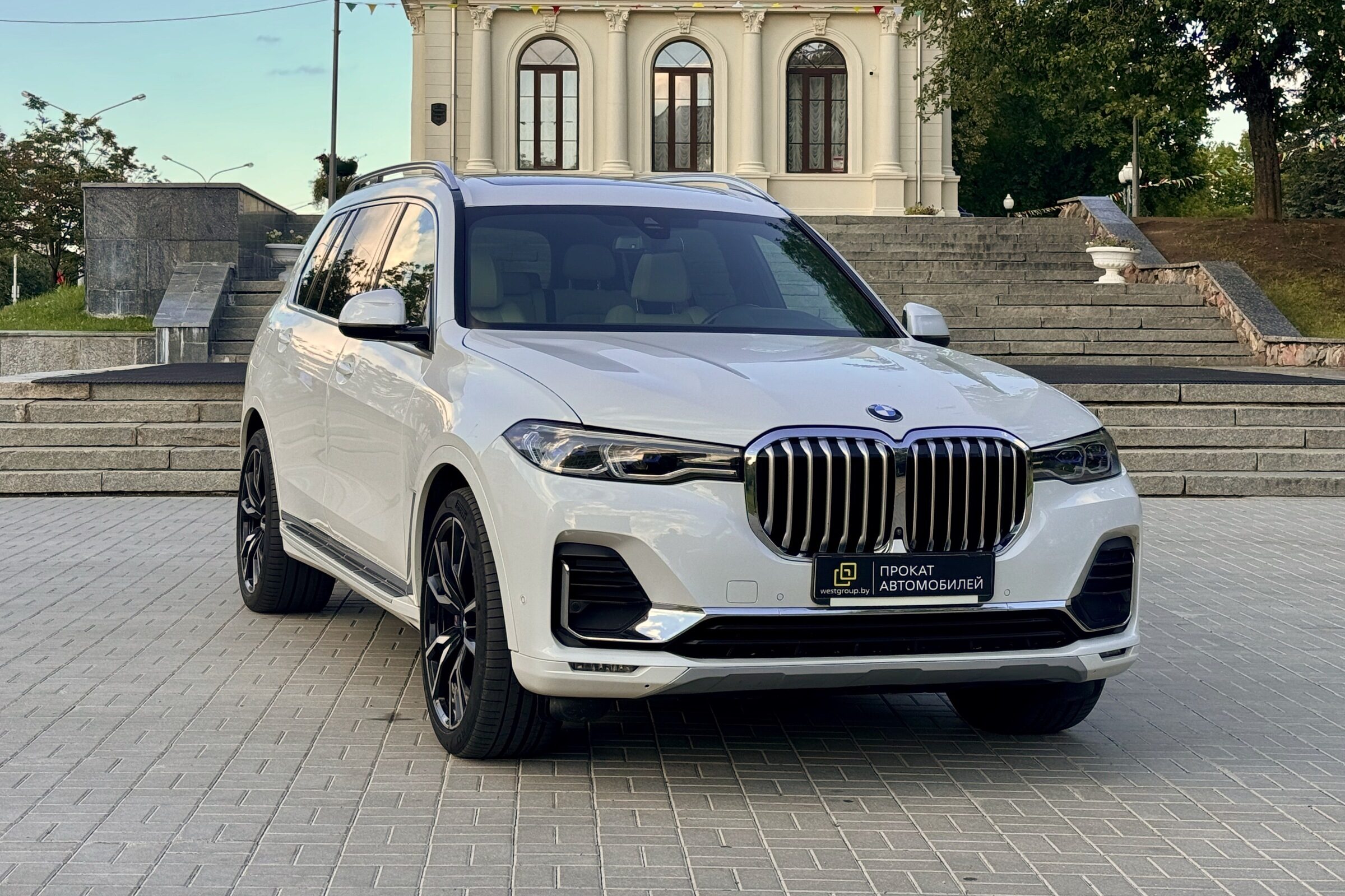 Аренда  BMW X7 xDrive 40i M Sport Pro  6 класса 2021 года в городе Минск от 380 $/сутки,  двигатель: Бензин , объем 3.0 литров, КАСКО (Мультидрайв), без водителя, вид 1 - West Group